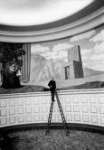 Magritte monte à l'échelle et prend fièrement les dimensions de sa fresque murale