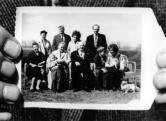 Fidel montre la photographie à la famille Khrouchtchev