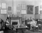 Alice B. Toklas et Gertrude Stein dans son salon au 27 rue Fleurus 