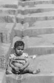 Jeune enfant dans un escalier d' Oran