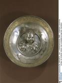 蛇を絞め殺すヘラクレスが象られたヒルデスハイムの銀鉢