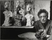 Giacometti à côté des bustes de son frère Diego