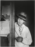 Henry Miller au chapeau, dans l'embrasure d'une porte