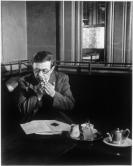 Sartre au café de Flore, allumant une cigarette