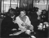 Picasso au Café de Flore, à sa gauche Jame Sabartés son ami et secrétaire