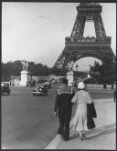 Couple avec matelot, pont de la tour Eiffel