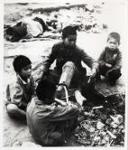 写真「焼け跡で食事を作る4人の子供たち」