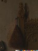アルノルフィニ夫妻の肖像(部分２４，背板の柱彫刻と箒)