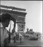 Défilé de la Libération : Soldats sur un char salués par la foule