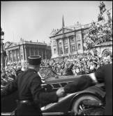 Défilé de la Libération : La foule acclamant au passage d'une voiture découverte