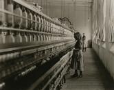 南部紡績工場の幼い紡績工「児童労働シリーズ」より